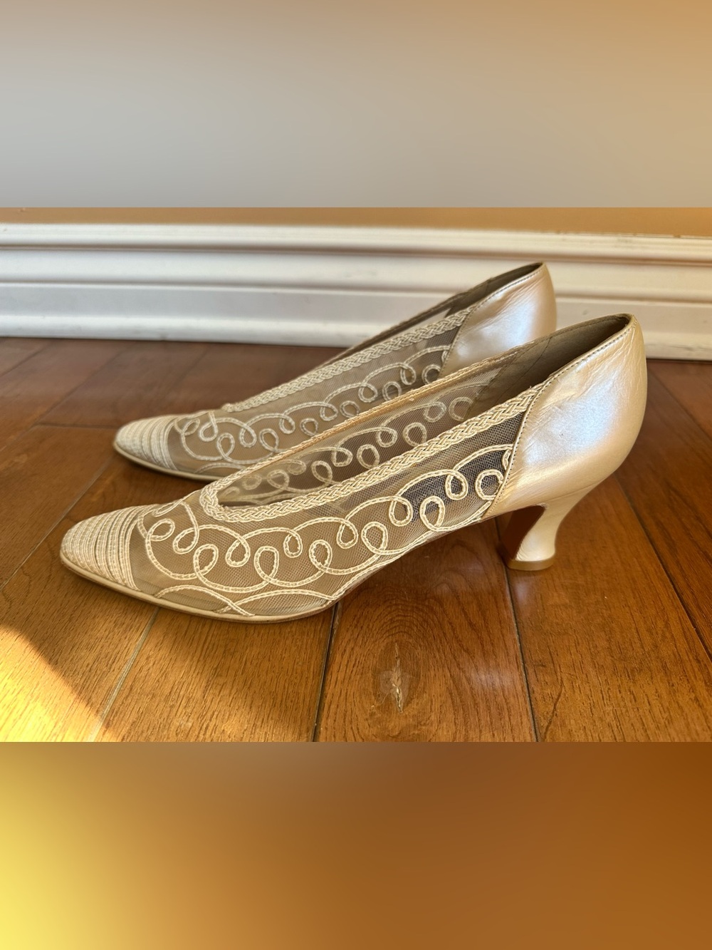 Vintage Stuart Weitzman Champagne Lace Mesh Mid-Heel Kitten Heel Pumps